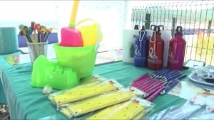 La Asociación Apropadis 2.0 monta un puesto solidario en la playa de Getares