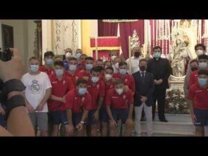 La plantilla del Algeciras C.F. realiza la tradicional ofrenda floral a la Virgen de la Palma